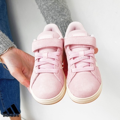 Ténis Adidas rosa claro de criança com sola branca e fecho em velcro