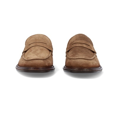 Sapatos mocassim castanhos em camurça