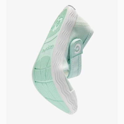 Sapatilha infantil verde-água com sola branca flexível e detalhes em borracha