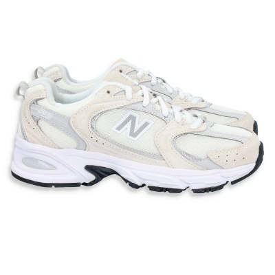 Sapatilhas New Balance branco e bege com logótipo N prateado