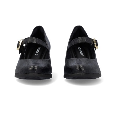 Sapatos femininos pretos Mary Jane com fivela dourada e textura de couro.