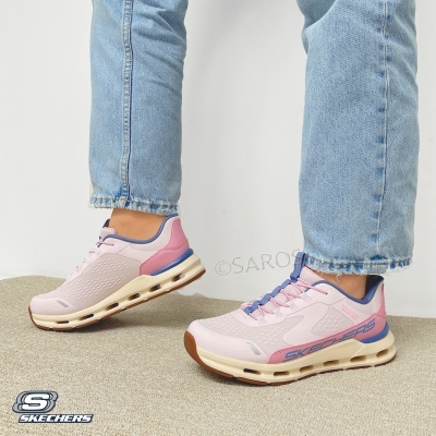Ténis rosa e azul SKECHERS com sola creme usados com jeans azuis