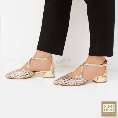 Sapatos dourados com salto baixo e tiras entrelaçadas