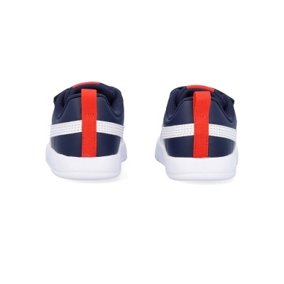 Sapatilhas desportivas azuis escuras com detalhes brancos e vermelhos vistas de trás