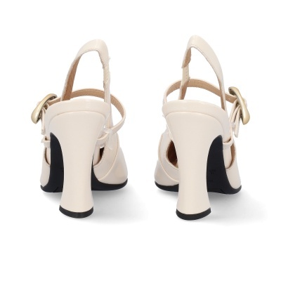 Sapatos salto alto bege com tiras e fivela dourada visto de trás