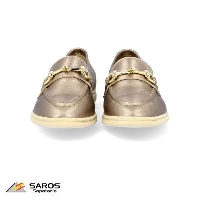 Sapatos dourados tipo mocassim com detalhes metálicos sobre fundo branco