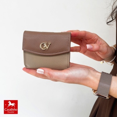 Carteira pequena castanha em pele granulada com logótipo dourado CV.