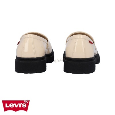 Sapatos mocassim bege com sola preta e etiqueta vermelha Levi's