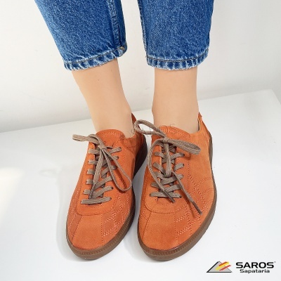 Sapatos casuais de senhora em camurça terracota com atacadores castanhos