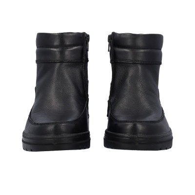 Par de botas pretas em couro com fecho lateral sobre fundo branco