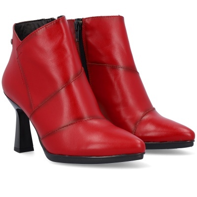 Botins vermelhos de pele com salto alto preto e fecho lateral