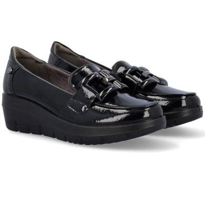 Sapatos mocassins de verniz preto com sola de plataforma preta e fivela decorativa