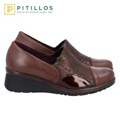 Sapatos de senhora castanhos Pitillos com sola preta e padrão crocodilo