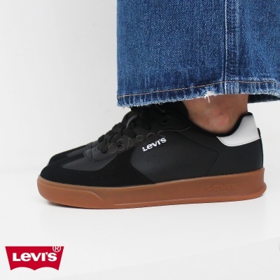 Ténis Levi's preto com sola castanha e detalhes brancos