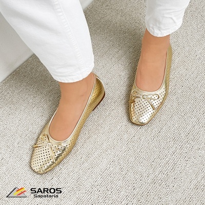Sapatos bailarina dourados com laço e padrões perfurados
