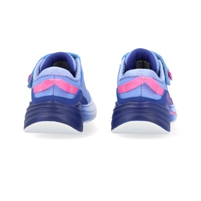 Ténis desportivos azuis com detalhes rosa e sola branca vistos de trás