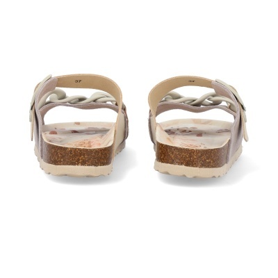 Sandálias com sola castanha e tiras bege torcidas vistas de trás