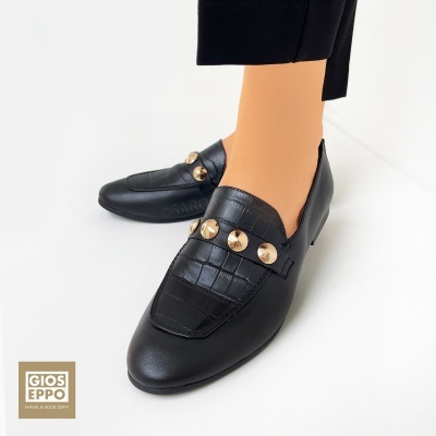 Sapatos pretos em pele com botões dourados