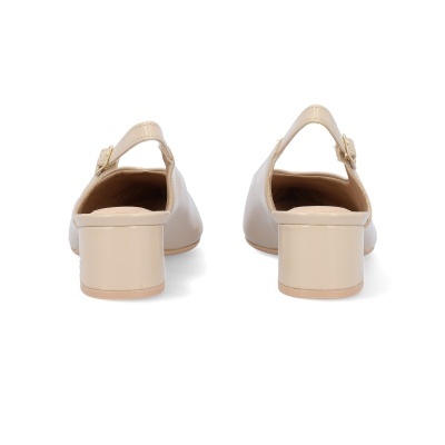Sapatos de salto médio quadrado bege com tira e fivela ajustável vistos de trás