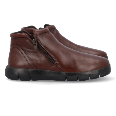 Botas masculinas em pele marrom com fecho de correr lateral e sola preta