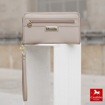 Carteira bege claro com fecho e detalhe metálico Cavalinho, em textura granulada, numa superfície branca