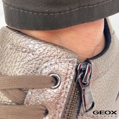 Ténis metálicos prateados com fecho e atacadores