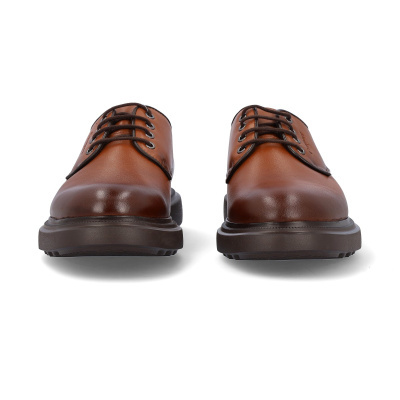 Sapatos castanhos em pele com atacadores e sola preta, vista frontal