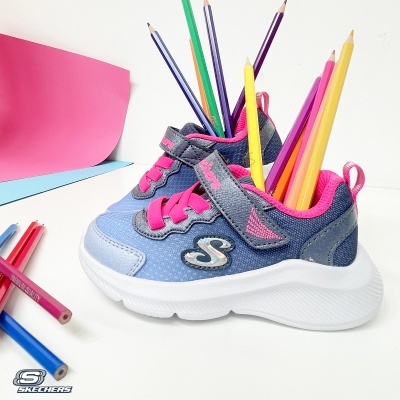 Ténis infantis Skechers azul e rosa com lápis de cor dentro e ao lado