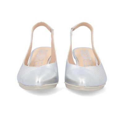 Sapatos femininos prata com tiras traseiras e sola bege vistos de frente