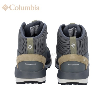 Botas Columbia cinza e bege vista traseira, com solado preto e branco e palavra WATERPROOF