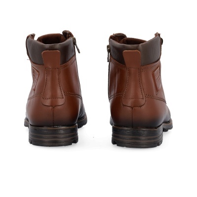 Botas castanhas de pele para homem vistas de trás, com detalhe em tecido e sola preta