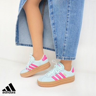 Ténis Adidas femininos azul claro com riscas rosa e sola bege