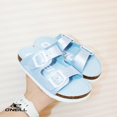 Sandálias azuis metálicas com fivelas, sola branca, base castanha