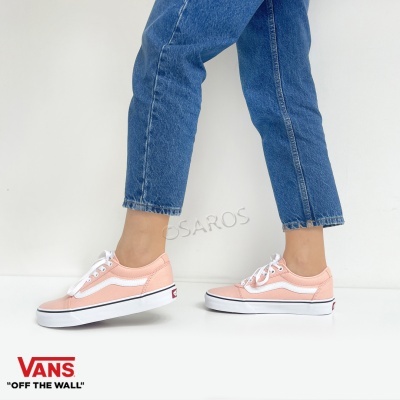 Sapatilhas Vans Old Skool rosa claro com detalhes brancos e sola branca, usadas com calças de ganga azul cropped