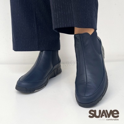 Botas femininas pretas em pele com sola de borracha e calças risca-de-giz pretas