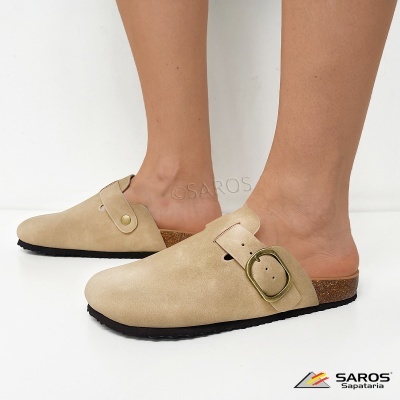 Sapatos tipo mule bege claro com fivela dourada em sola preta e salto de cortiça