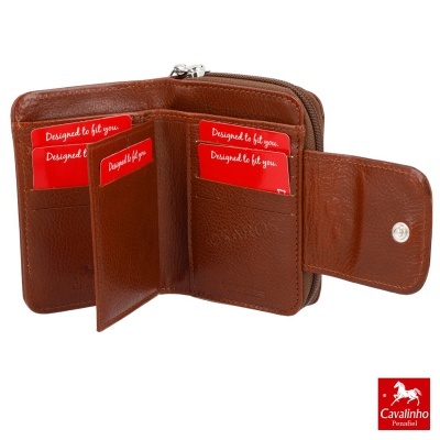 Carteira em pele castanha com compartimentos para cartões e fecho de botão