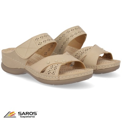 Chinelos femininos bege com padrão perfurado e salto médio, fundo branco.