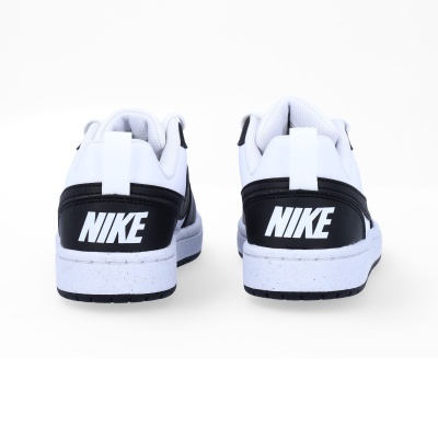 Tênis Nike branco e preto vistos de trás com logo Nike