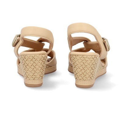 Sandálias de cunha bege com tiras largas e salto trançado