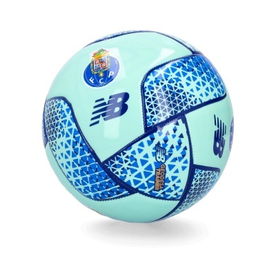 Bola de futebol azul claro com padrões geométricos e logos FC Porto e NB
