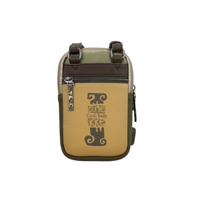 Bolsa pequena de ombro em pele sintética bege, castanho e verde com fecho e texto impresso.