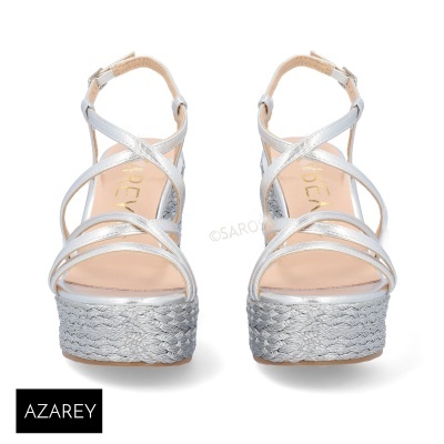 Sandálias de plataforma prateadas com tiras cruzadas e sola texturizada