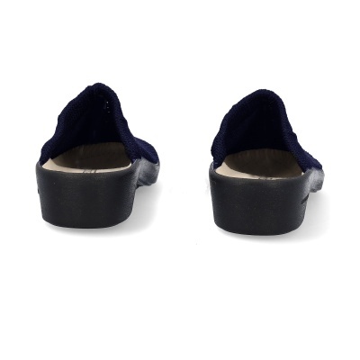 Sapatos mule pretos e azul escuro vistos de trás