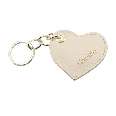 Chaveiro de coração em couro bege com argola dourada e escrita Cavallinho