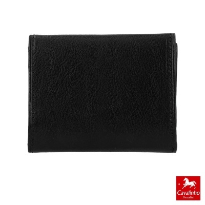 Carteira preta de couro Cavalinho Penafiel sobre fundo branco