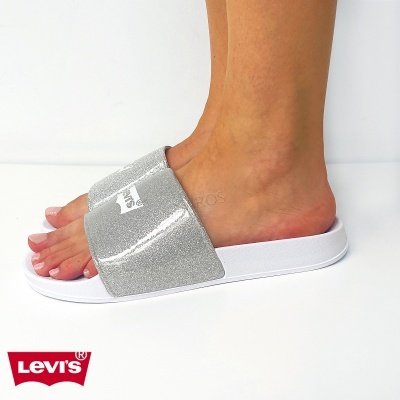 Chinelo Levis prateado com sola branca e logo na tira