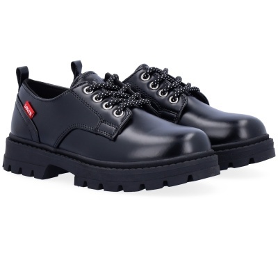 Sapatos pretos com sola grossa e etiqueta Levis vermelha.