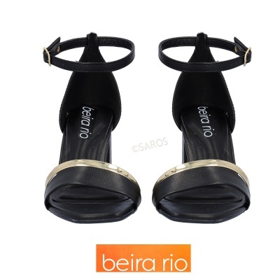 Sandálias pretas com tira dourada à frente e fivela dourada no tornozelo, marca Beira Rio