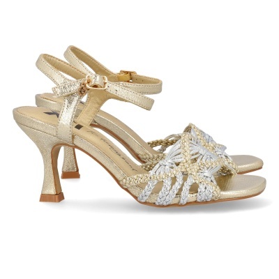 Sandálias de salto médio douradas com trançado branco e dourado e fecho de fivela